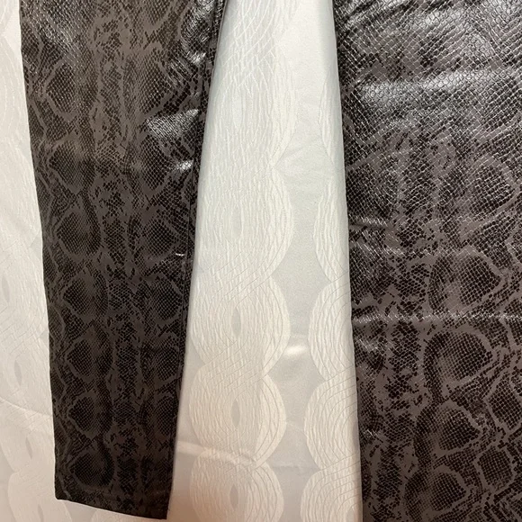 7 For all Mankind Snake Print Faux Leather Leggings. NWT med - Picture 4 of 14